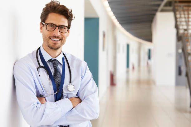 retrato de jovem médico masculino com estetoscópio, close-up - stethoscope blue healthcare and medicine occupation - fotografias e filmes do acervo