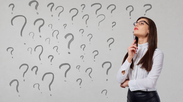 istock Businesswoman thinks on a gray background 862722278