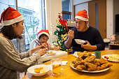 クリスマス ランチを持っている日本の家族