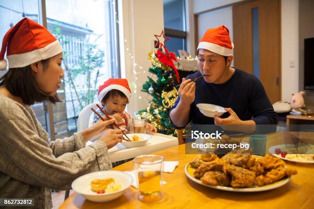 クリスマス ランチを持っている日本の家族