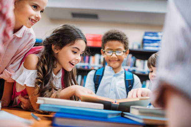 dzieci patrzące na książkę - child at library zdjęcia i obrazy z banku zdjęć