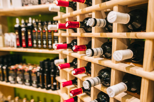 bottiglie di vino al mercato - liquor store foto e immagini stock