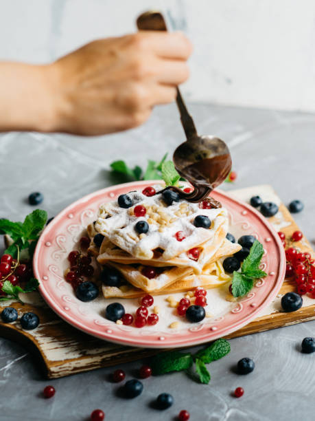 동유럽식 와플 신선한 베리류 - waffle syrup pouring breakfast 뉴스 사진 이미지