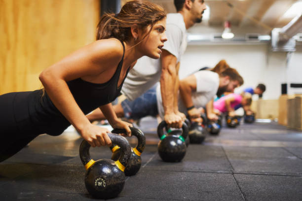 palestra di cross training, allenamento e focus concept. - kettle bell sport women muscular build foto e immagini stock