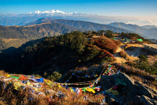 티베트 기도 깃발 또는 폐 따 고 kangchenjunga 높은 산 범위 보기 - valley ecuador mountain landscape 뉴스 사진 이미지