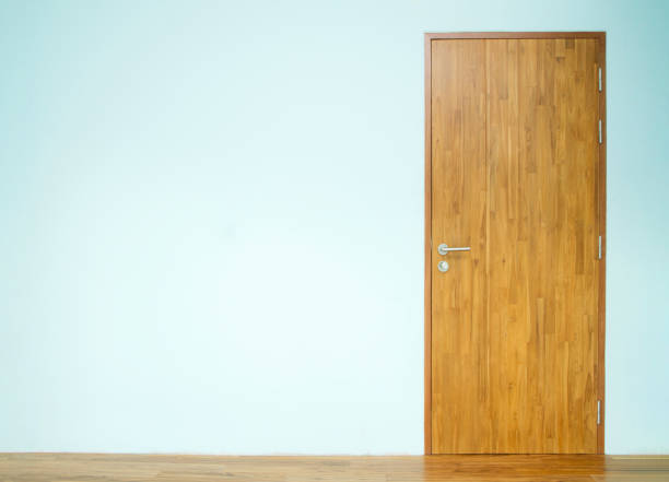 porta in legno con parete blu - keyhole door wood office foto e immagini stock