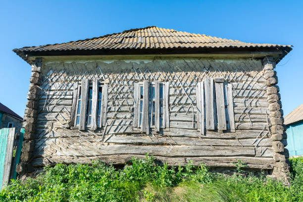 stary drewniany dom - forest hut window autumn zdjęcia i obrazy z banku zdjęć