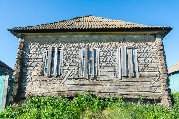 antiga casa de madeira  - forest hut window autumn - fotografias e filmes do acervo