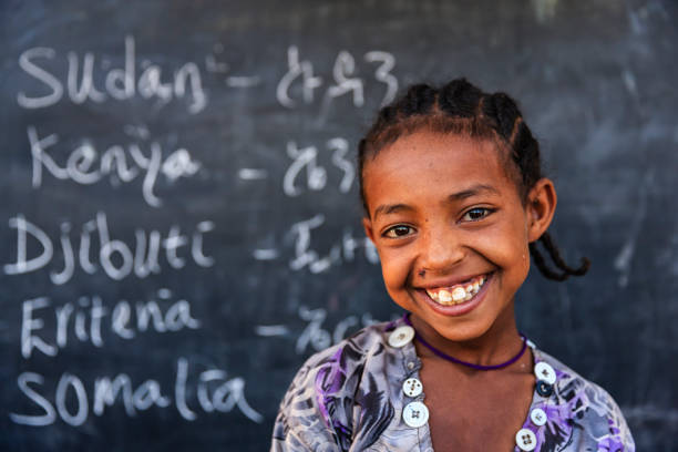 african little girl is learning  english language - etiopia i imagens e fotografias de stock