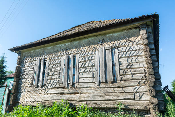 stary drewniany dom - forest hut window autumn zdjęcia i obrazy z banku zdjęć