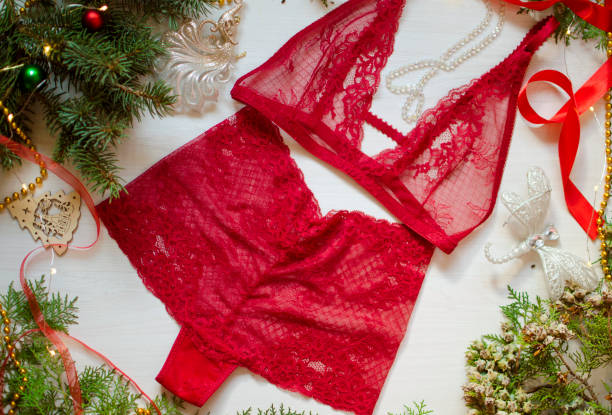 navidad dorada para las mujeres. ropa interior de encaje rojo - lencería roja fotografías e imágenes de stock