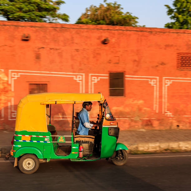 indian man drives auto rickshaw (tuk-tuk), india - jinrikisha imagens e fotografias de stock