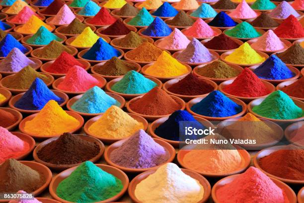 Photo libre de droit de Colorants Poudre Multicolore banque d'images et plus d'images libres de droit de Inde - Inde, Holi, Épice