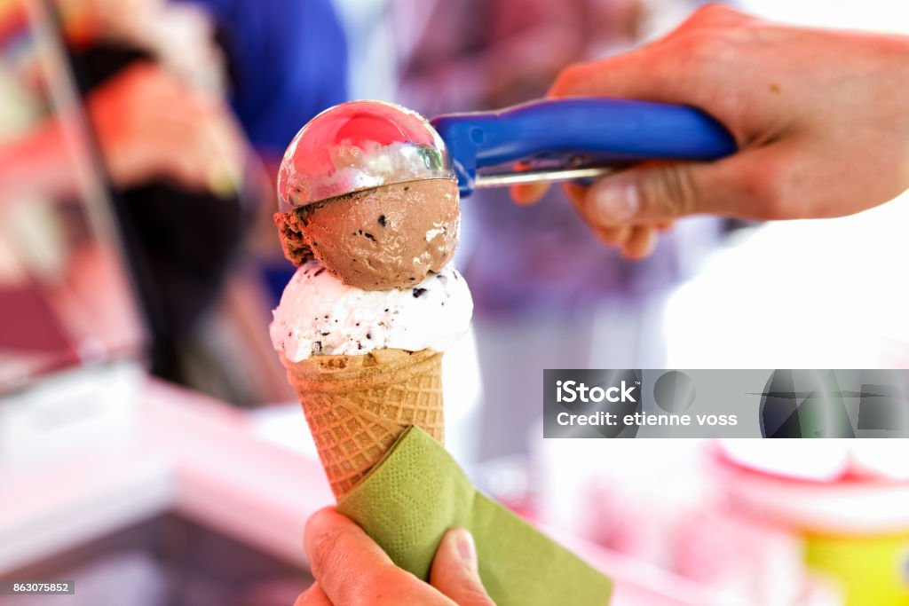 Servindo em um cone de gelado. - Foto de stock de Casquinha de Sorvete royalty-free