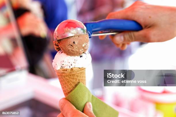 Foto de Servindo Em Um Cone De Gelado e mais fotos de stock de Casquinha de Sorvete - Casquinha de Sorvete, Sorvete, Tirar com Concha