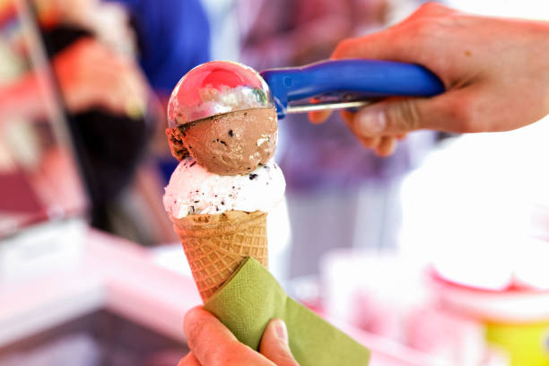 обслуживание мороженого мерные ложки в конусе. - ice cream cone стоковые фото и изображения