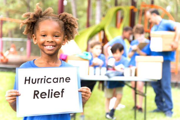 la squadra sportiva per bambini guida beneficenza per le donazioni, i soccorsi in caso di disastri locali. - emergency management foto e immagini stock