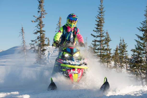 course de la sport sur véhicule hors route. - snow jumping snowmobiling sled photos et images de collection