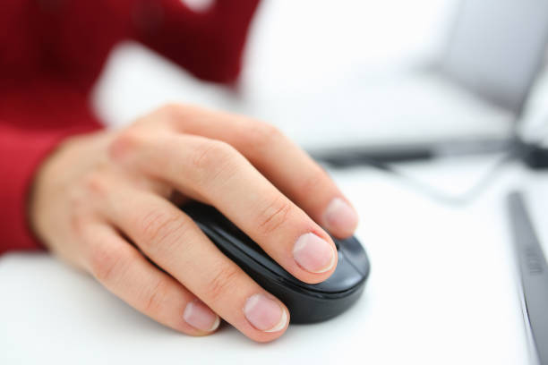 istock Male hand used computer mose holding in arm 863150760