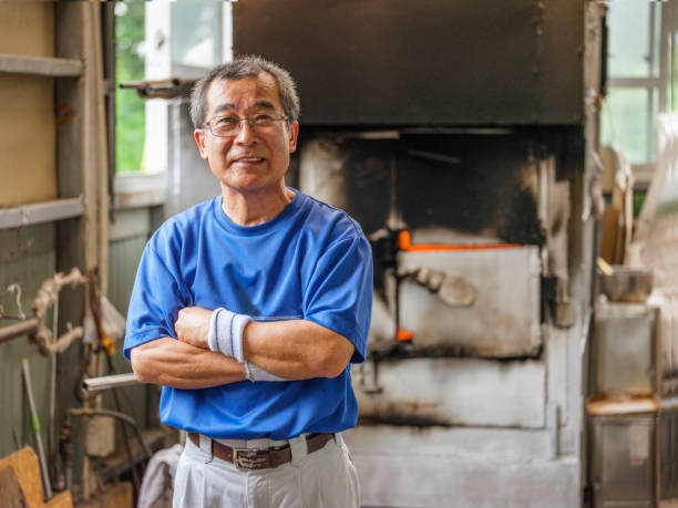 日本人男性を吹きガラス工房 - 職人 ストックフォトと画像