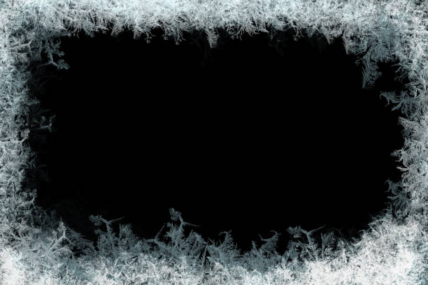 ozdobna ramka kryształków lodu na czarnym matowym tle - frost pattern zdjęcia i obrazy z banku zdjęć