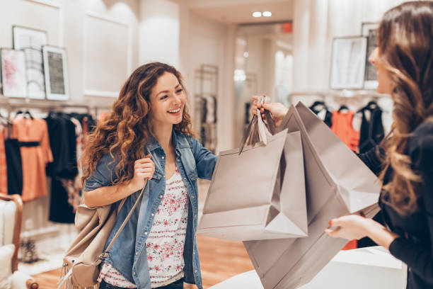 glückliches mädchen in der fashion-store einkaufen - bekleidungsgeschäft stock-fotos und bilder