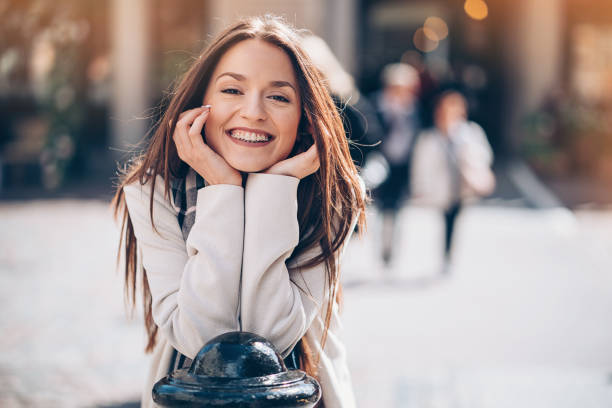 bella mujer sonriente con tirantes - banda correctora fotografías e imágenes de stock