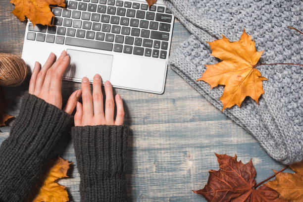 黄色と赤のカエデとワークスペースを残します。 - thanksgiving table setting autumn ストックフォトと画像