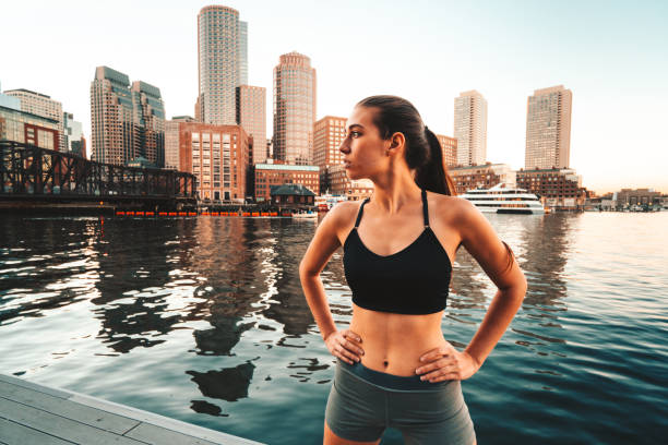 fitness-frau stand vor der skyline von boston - boston urban scene skyline sunset stock-fotos und bilder