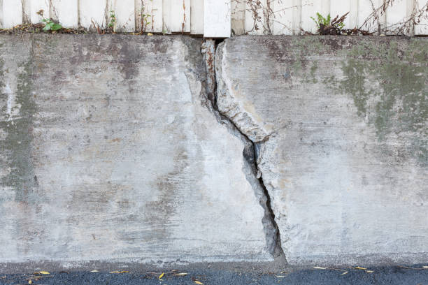 istock Big crack concrete wall outdoors 863291830