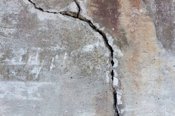 istock Big crack concrete wall outdoors 863303540