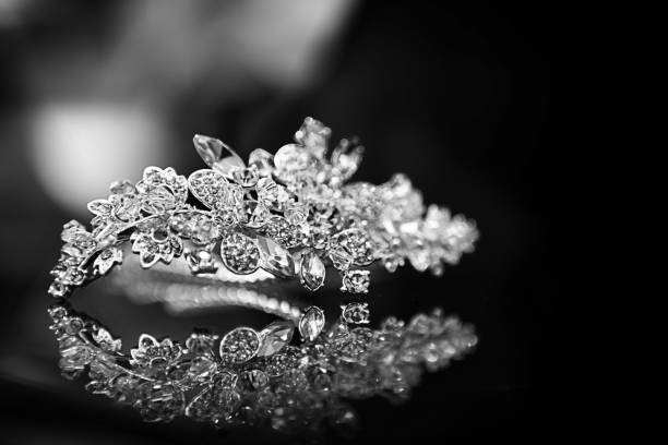 coroa brilhante sobre fundo preto - beauty contest tiara crown wedding - fotografias e filmes do acervo