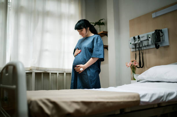 a trimester pregnant woman - hospital nursery imagens e fotografias de stock