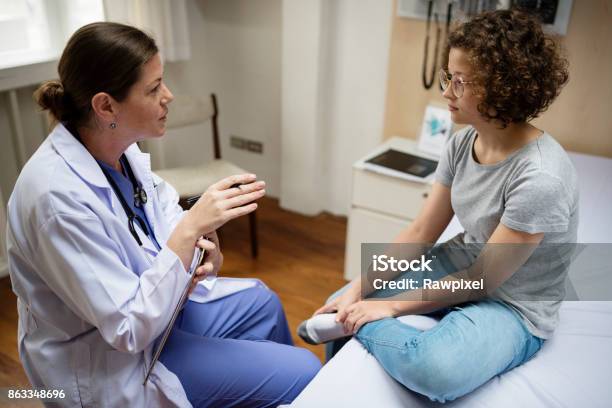 Arzt Überprüft Einen Patienten Stockfoto und mehr Bilder von Arzt - Arzt, Teenager-Alter, Heilbehandlung
