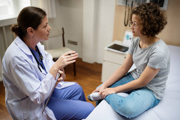 Doctor is checking a patient Doctor is checking a patient woman talking to doctor stock pictures, royalty-free photos & images