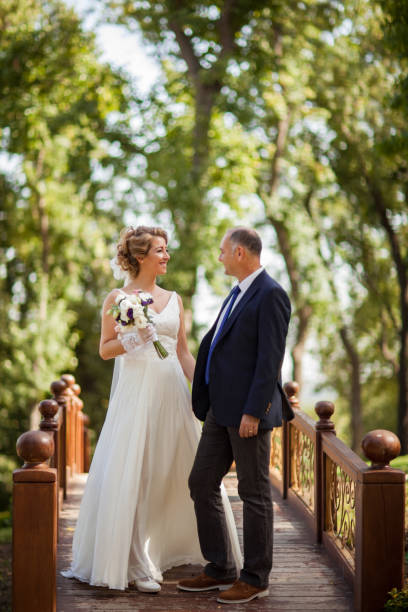 noiva e o noivo na ponte de madeira - glove formal glove white wedding - fotografias e filmes do acervo