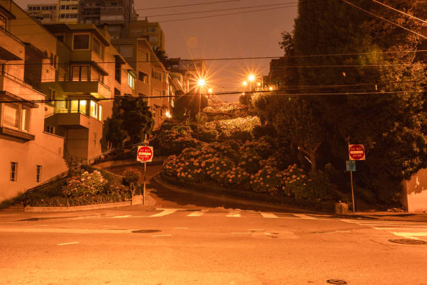 クルックド ロンバード ストリートの長い夜の暴露 - san francisco county lombard street street house ストックフォトと画像