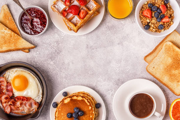 deliziosa colazione su un tavolo leggero. - waffle breakfast food sweet food foto e immagini stock