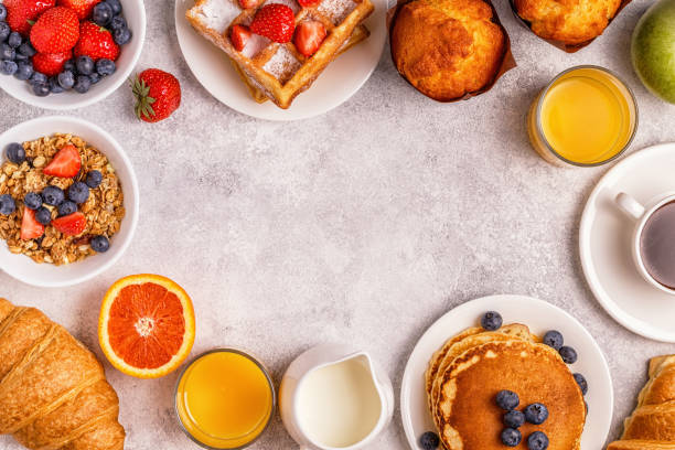desayuno en una mesa de luz. - coffee muffin pastry blueberry muffin fotografías e imágenes de stock