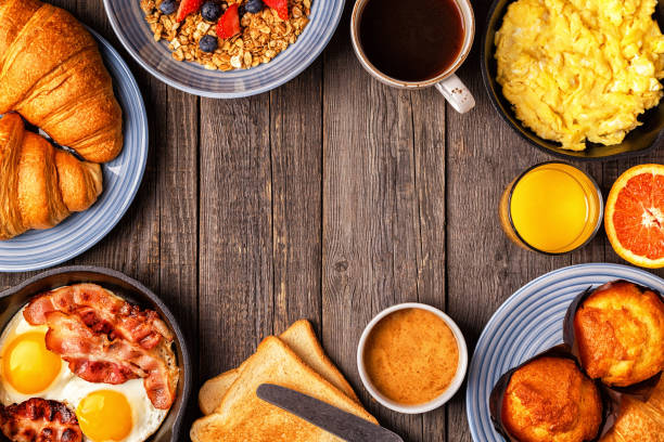 朝食も美味しい素朴なテーブル。 - breakfast bacon eggs toast ストックフォトと画像