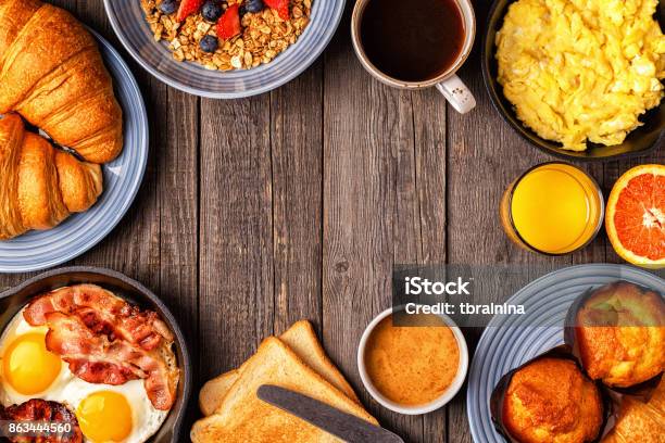 朝食も美味しい素朴なテーブル - 朝食のストックフォトや画像を多数ご用意 - 朝食, ブランチ, 食べ物