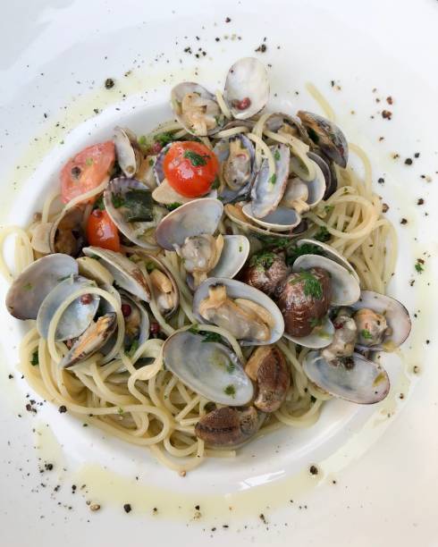 istock Spaghetti with mussels in a white plate 863445806