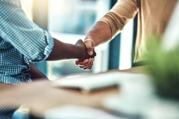 è l'inizio di cose incredibili - handshake human hand business relationship business foto e immagini stock