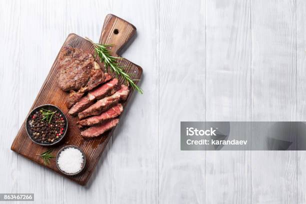 Filete De Ternera A La Plancha Con Especias En Tabla De Cortar Foto de stock y más banco de imágenes de Bistec