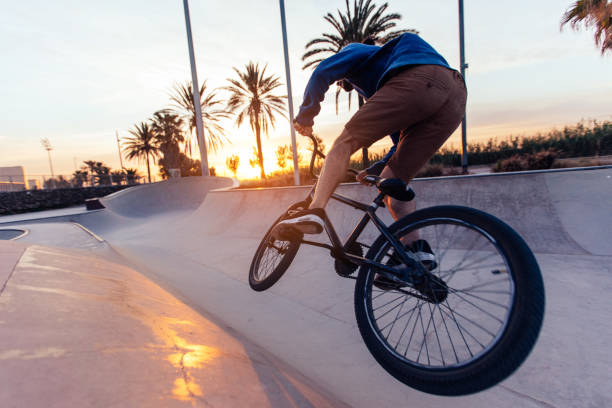 up in the air - bmx cycling bicycle street jumping imagens e fotografias de stock