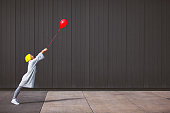 junge-frau-tanzen-und-mit-roten-ballon-gegen-die-graue-wand.jpg?b=1&s=170x170&k=20&c=uDvmUTvtpYIFyv7cn7MdXVcU2dPtlrueX39-5nUlGBs=