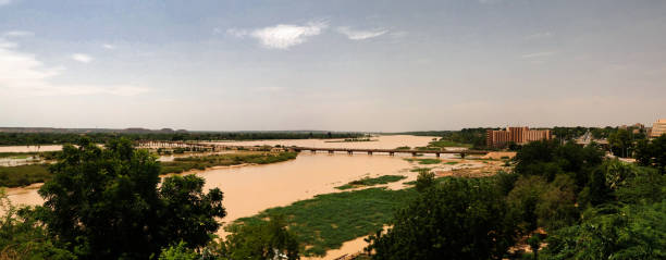 vista aérea para a cidade do rio níger e niamey niger niamey - niger delta - fotografias e filmes do acervo