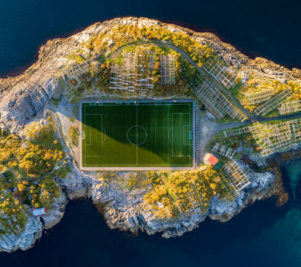 campo de fútbol en henningsvaer desde arriba - lofoten henningsvaer norway village fotografías e imágenes de stock