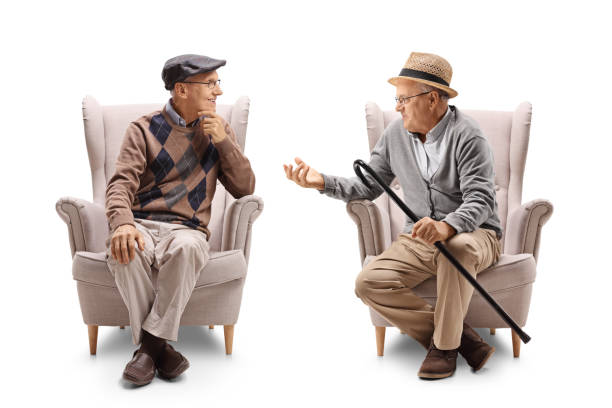 dos ancianos sentados en sillones hablando - talking chair two people sitting fotografías e imágenes de stock