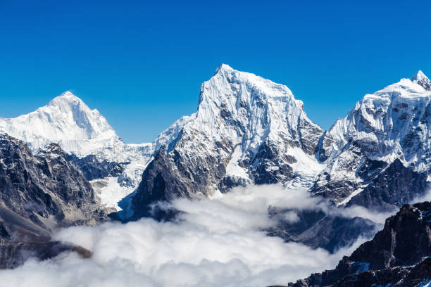 śnieżne góry himalajów - kala pattar zdjęcia i obrazy z banku zdjęć